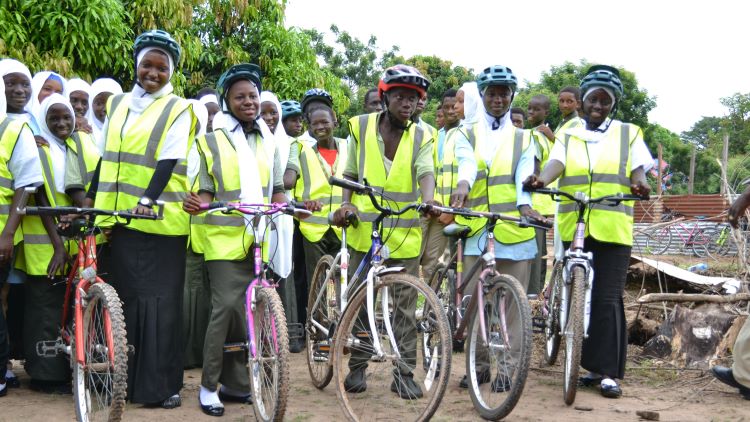 WEB Cycle to School The Gambia - Bike Distribution October 2025 (Bakalarr) Students with bikes